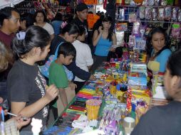 Los capitalinos se volcaron sobre papelerías, librerías y tiendas de ropa del Centro Histórico para hacer las últimas compras. NTX  /