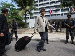 Un turista sale del Hotel Intercontinental de Río de Janeiro, donde los delincuentes se refugiaron. EFE  /