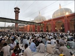 Este evento invita a los turistas a recorrer y compartir con los musulmanes el Egipto antiguo. AFP  /