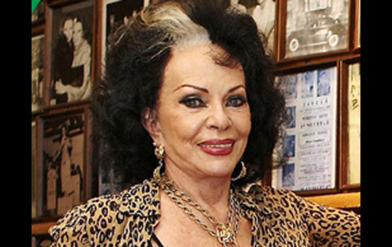 Se le entregó a Tongolele un reconocimiento por su trayectoria. ESPECIAL  /