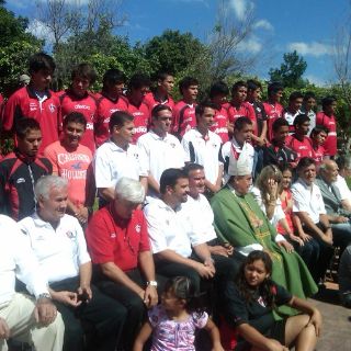 Rojinegros celebran desangelada misa