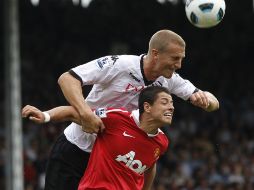 'Chicharito' del Manchester United desafía Brede de Fulham Hangeland en la Liga inglésa. REUTERS  /
