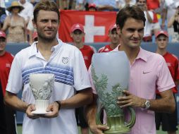Roger Federer (der.) durante a premiación del Masters de Cincinnati. AP  /