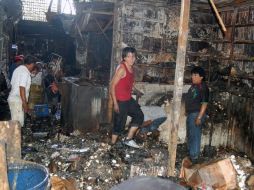 El fuerte incendio se registró anoche en el mercado municipal Adolfo López Mateos. EL UNIVERSAL  /