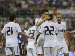 Di María es felicitado por sus compañeros después de anotar su gol. AFP  /