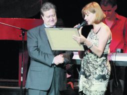 Manuel Ascanio recibió un reconocimiento de manos de la representante de la Asociación Civil Bohemios de Guadalajara. A. HINOJOSA  /