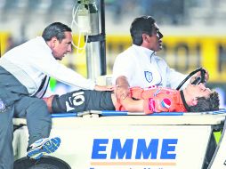 Édgar Benítez recibe atención por parte del cuerpo médico del Pachuca. JAMMEDIA  /