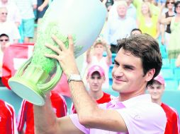El último trofeo que había levantado Roger Federer fue en el Australian Open, en enero pasado. AFP  /