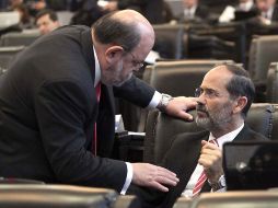 El senador Gustavo Madero, quien dialoga con el diputado Mario Alberto Becerra, critica la actitud del partido tricolor. EL UNIVERSAL  /