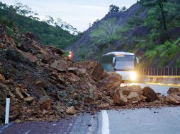 Por las lluvias, varios tramos de la Autopista del Sol hacia el Puerto de Acapulco lucen con derrumbes de grandes proporciones. NTX  /