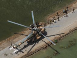 Pese a los desastres que han causado las inundaciones, los ataques terroristas siguen. EFE  /