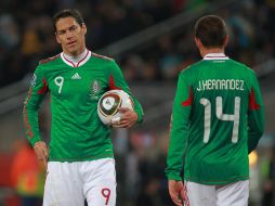 Guillermo Franco (izq.) podría unirse a la Liga Premier con sus compatriota Javier Hernández. JAMMEDIA  /