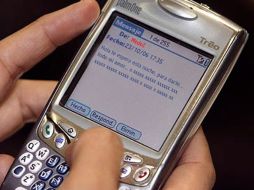 La mujer envia aproximadamente 40 ó 50 mensajes al día. ESPECIAL  /