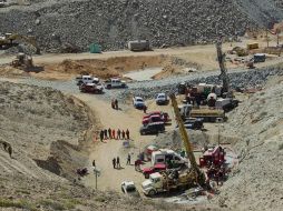 Vista de las máquinas de sondaje en la mina San José de este lunes. EFE  /