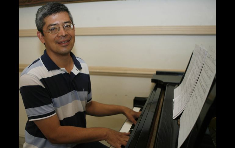 Ochoa asegura que con el método en tan solo 20 horas de práctica los estudiantes aprenderán a tocar piezas complicadas. M. FREYRIA  /