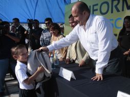 Enrique Alfaro (derecha) encabezó ayer la entrega de paquetes escolares en la escuela primaria “Guillermo González Camarena”. S. NÚÑEZ  /
