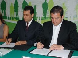 Felipe de Jesús Álvarez Cibrián y Héctor Vielma Ordóñez, en el banderazo a la semana de conferencias sobre derechos humanos. ESPECIAL  /