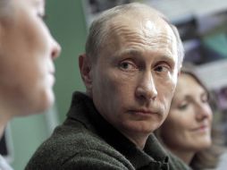 El primer ministro destacó la impresión que le causó ver con sus propios ojos cómo el mar gana rápidamente terreno a la tierra. AP  /