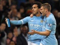 Carlos Tévez celebra una de sus dos anotaciones de ayer. AFP  /