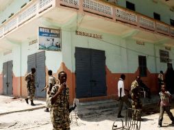 Militares rodearon el Hotel Muna donde tuvo lugar la masacre. AFP  /