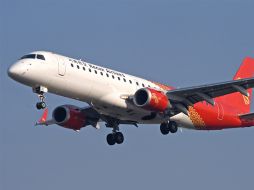 Un avión de la compañía Henan Airlines, se incendió al salirse de su pista de aterrizaje. AP  /