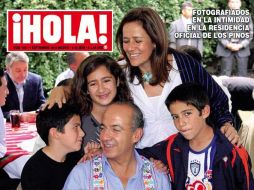 En la portada de la revista se observa a Calderón, Margarita Zavala y sus hijos. EL UNIVERSAL  /