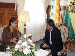 El canciller de Bolivia, David Choquehuanca, conversa con su homóloga de México, Patricia Espinosa. EFE  /