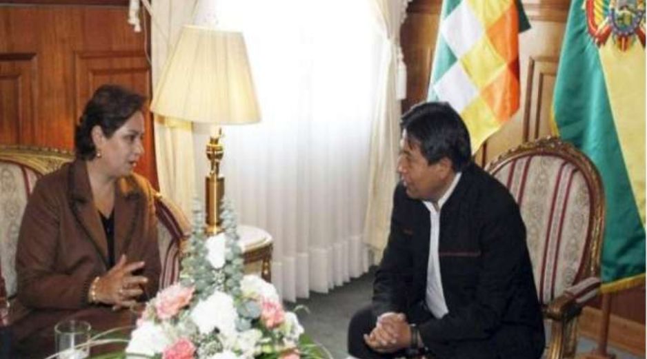 El canciller de Bolivia, David Choquehuanca, conversa con su homóloga de México, Patricia Espinosa. EFE  /