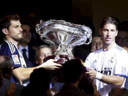 Íker Casillas y Sergio Ramos reciben el trofeo. EFE  /