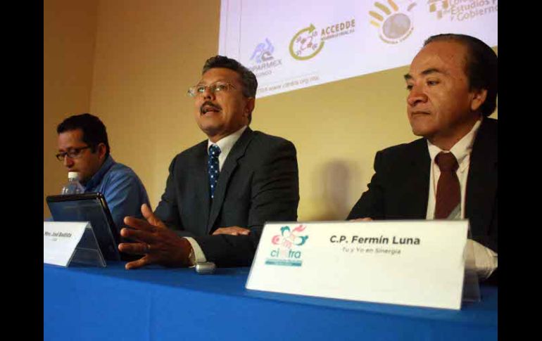 José Bautista, del ITESO (izquierda), y Fermín Luna, durante la presentación de los resultados de la evaluación de Cimtra. A. HINOJOSA  /