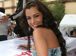 La modelo paraguaya Larissa Riquelme encendió el ánimo de los mexicanos en una firma de autógrafos. EL UNIVERSAL  /