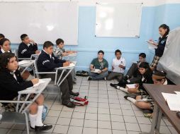En la escuela Manuel M. Diéguez alumnos arrancaron el ciclo escolar sentados en el piso, ante la falta de butacas. A.  CAMACHO  /