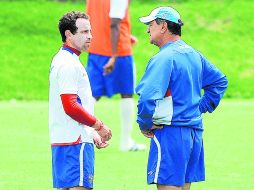 Torrado dialoga con su técnico Enrique Meza durante el entrenamiento de la Máquina. JAMMEDIA  /