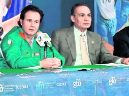 Bernardo de la Garza, y Alonso Pérez, hicieron la presentación del Maratón. MEXSPORT  /