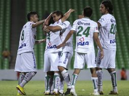Jugadores de Santos celebran el gol del triunfo. JAMMEDIA  /