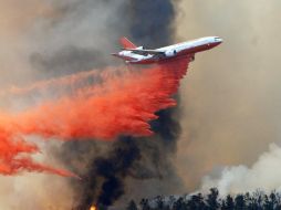 Un avión combate las llamas en el Parke Frazier, cerca de Lebec, California. AP  /