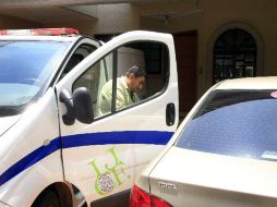 Personal del Semefo acudió al lugar de los hechos a levantar el cuerpo de la fallecida. ARCHIVO  /