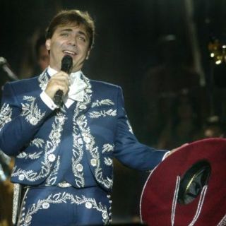 Cristian Castro confunde a héroes Bicentenarios