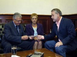 El Director General de Finanzas de la U de G, Gustavo Cárdenas Cutiño, recibió el cheque de mano de Emilio González. ESPECIAL  /