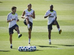 Fernando Gago (izq.) realizando un entrenamiento un día antes de que se lesionara. EFE  /