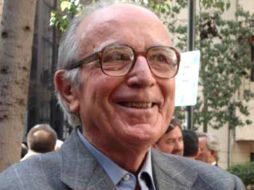 El escritor de causó revuelo con su libro ''Revolución en Chile'' tras el golpe militar de 1973, por Augusto Pinochet. ESPECIAL  /