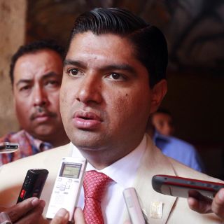 Sale Carlos Corona del Congreso del Estado