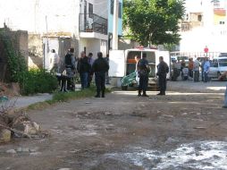 Agentes investigadores de la Procuraduría estatal acudieron al lugar donde fue encontrado el cuerpo de la víctima. M. PATIÑO  /