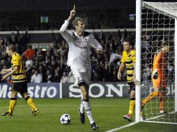 Peter Crouch celebra tras anotar su segundo gol ante el Young Boys de Suiza. EFE  /