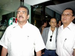 Roberto Marrufo sale de la reunión que sostuvieron los diputados del PRI con el líder del partido en Jalisco. E. BARRERA  /