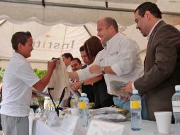 El alcalde Enrique Alfaro encabezó ayer la tercera entrega de útiles y uniformes escolares gratuitos en la Urbana 393. S. NÚÑEZ  /