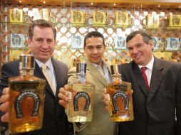 Los directivos Randy McCann, Jesús Martínez y Mark Overdyk hablan sobre los 140 años de Casa Herradura. A.CAMACHO  /