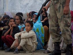 Las fuerzas armadas de Pakistán mantienen fuerte vigilancia en medio de las labores de asistencia. EFE  /