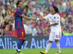 El jugador del Barcelona Zlatan Ibrahimovic (izq.) podría jugar con Ronladinho en el Milán. AFP  /