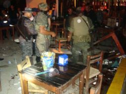 Luego de que una granada estallara en un bar de Puerto Vallarta, bomberos, paramédicos y elementos del Ejército llegaron al sitio. EFE  /